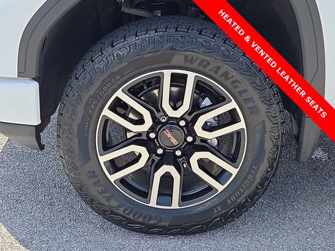 Used 2024 GMC Sierra 1500 AT4 w/ Technology Package AWD/4WD image 7