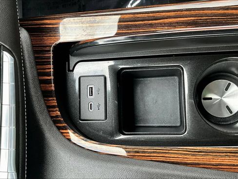Used 2021 Cadillac Escalade Premium Luxury AWD/4WD image 16