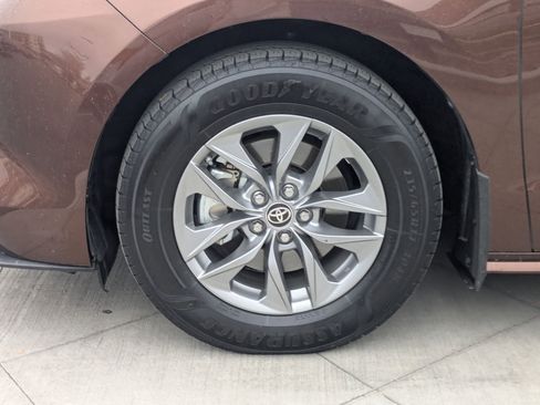 Used 2021 Toyota Sienna LE image 13