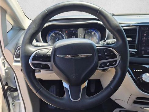 Used 2023 Chrysler Pacifica Touring-L FWD image 14