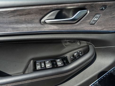 Used 2023 Jeep Grand Cherokee Overland w/ Adv Protech Group III AWD/4WD image 15