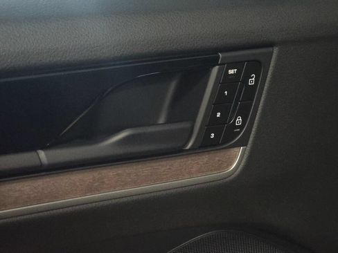 Certified 2025 Porsche Cayenne Coupe AWD/4WD image 38