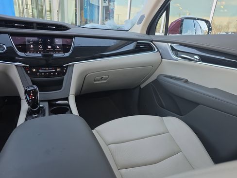 Used 2025 Cadillac XT6 Premium Luxury image 24
