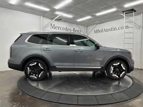 Used 2024 Kia Telluride EX w/ EX Captain's Chair Package FWD image 8