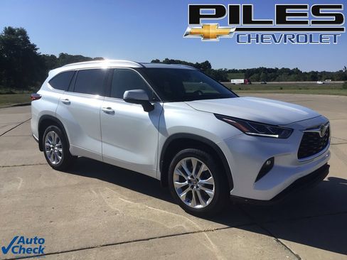 Used 2022 Toyota Highlander Limited image 1