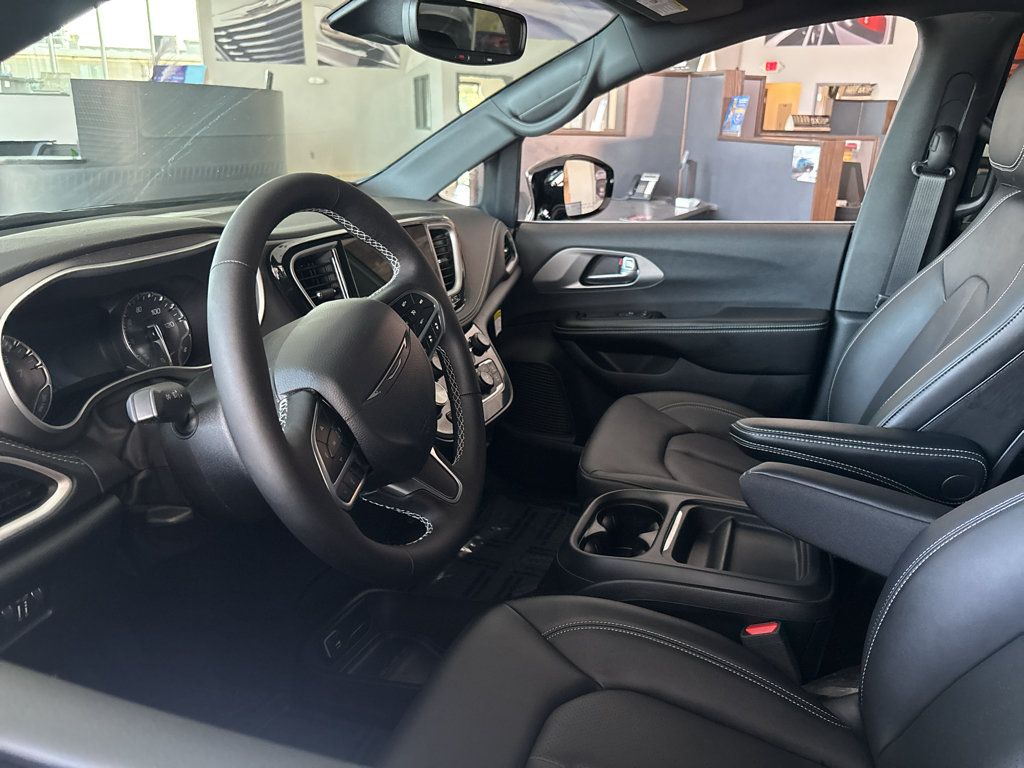 New 2027 Chrysler Pacifica Select FWD image 10
