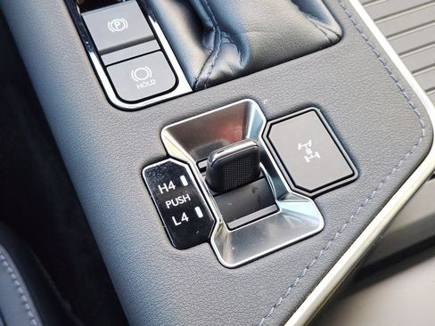 Used 2024 Lexus GX 550 w/ Accessory Package (Z1) AWD/4WD image 18