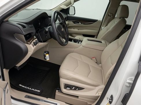 Used 2019 Cadillac Escalade ESV Luxury AWD/4WD image 2