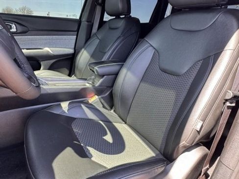 Used 2025 Jeep Compass Latitude image 11