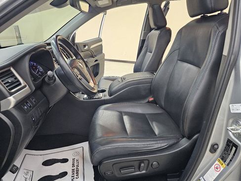 Used 2019 Toyota Highlander XLE FWD image 19