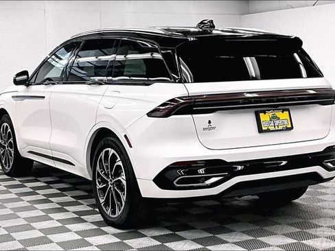 Used 2025 Lincoln Nautilus Reserve AWD/4WD image 3