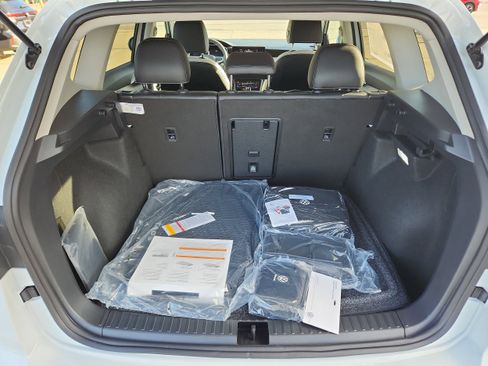 New 2026 Volkswagen Taos SE image 9