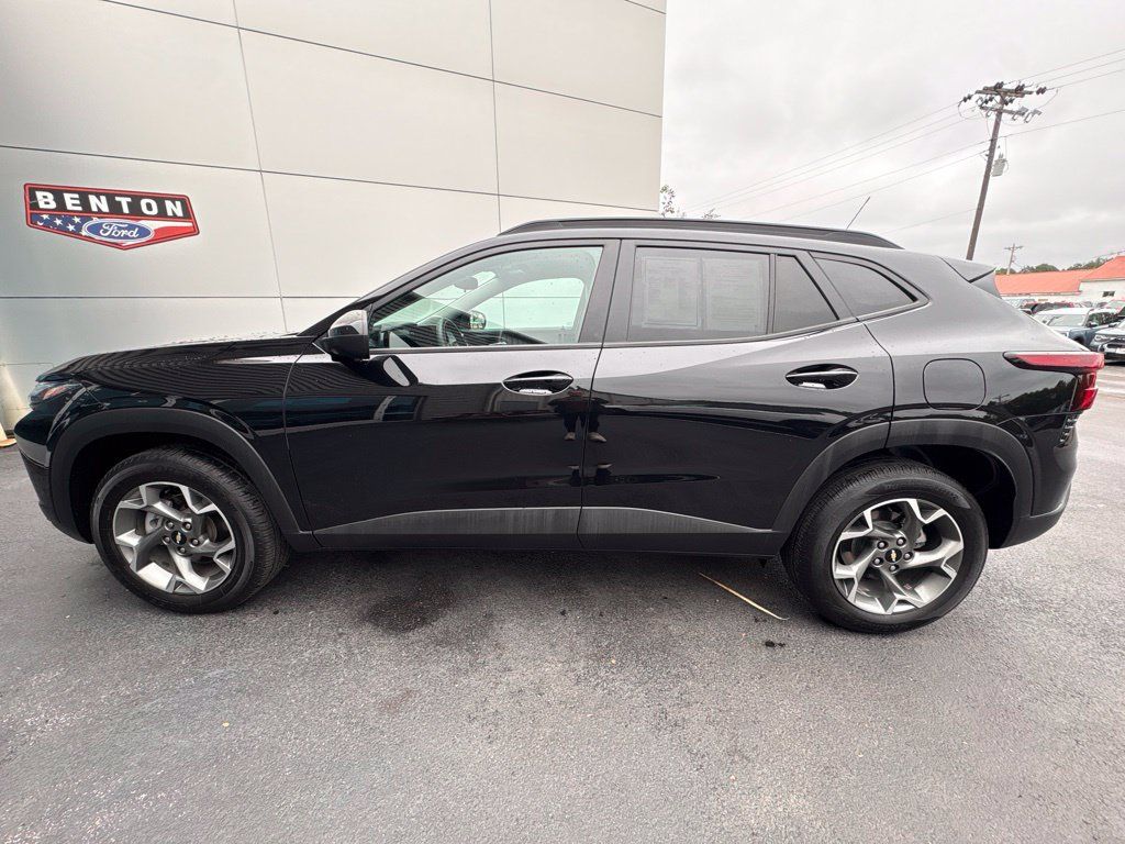 Used 2025 Chevrolet Trax LT FWD image 6