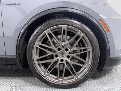 Certified 2025 Porsche Macan Turbo Electric image 15