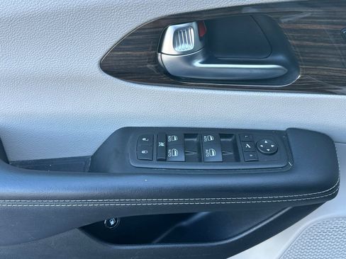 Used 2023 Chrysler Pacifica Limited image 12