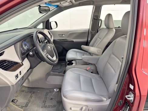 Used 2016 Toyota Sienna XLE image 16
