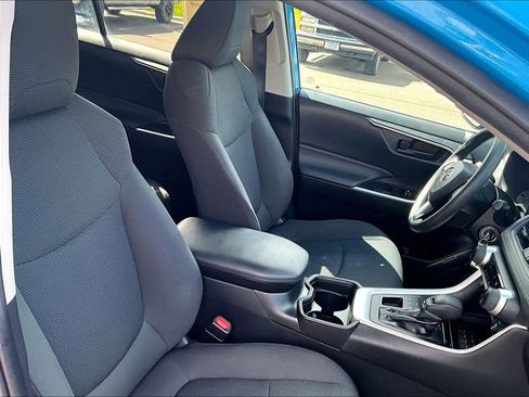 Used 2021 Toyota RAV4 LE w/ Carpet Mat Package (TMS) AWD/4WD image 7