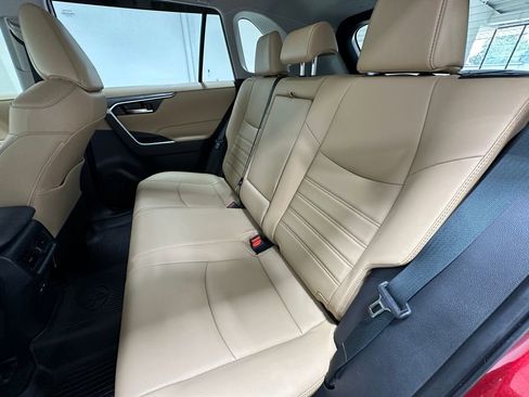 Used 2022 Toyota RAV4 XLE Premium image 11