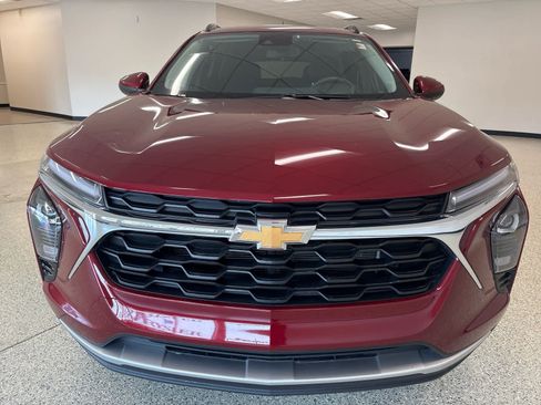 Used 2025 Chevrolet Trax LT FWD image 2