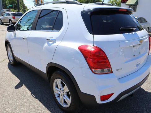 Used 2017 Chevrolet Trax LT w/ LT Convenience Package FWD image 4