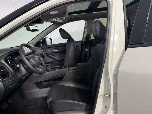 Used 2025 Nissan Rogue SL w/ Tech Package FWD image 18