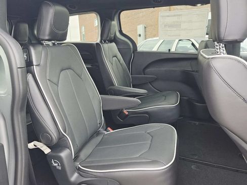 New 2026 Chrysler Pacifica Limited w/ S Appearance Package FWD image 19