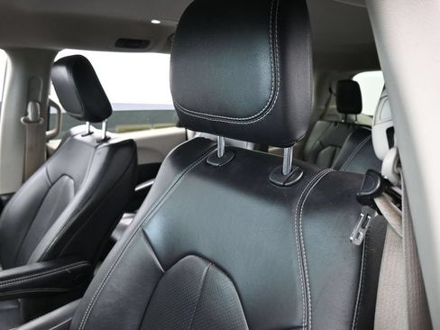 Used 2022 Chrysler Pacifica Touring-L FWD image 16