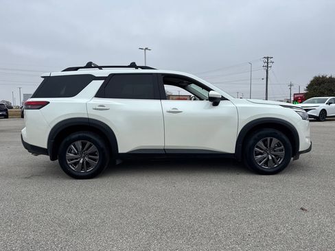 Used 2024 Nissan Pathfinder SV image 6