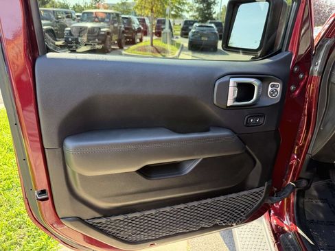 Used 2021 Jeep Wrangler Unlimited Sahara AWD/4WD image 31