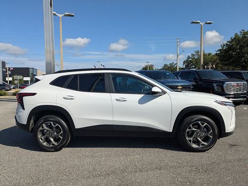 Certified 2025 Chevrolet Trax LT w/ LT Convenience Package FWD image 2