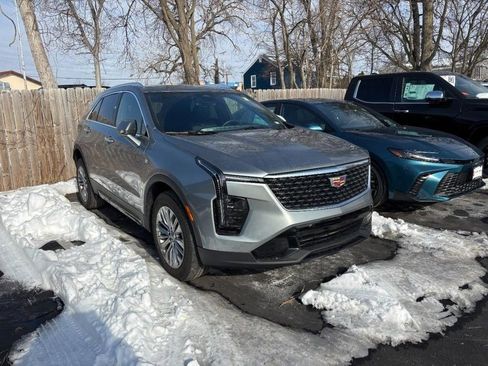 Used 2025 Cadillac XT4 Premium Luxury image 4