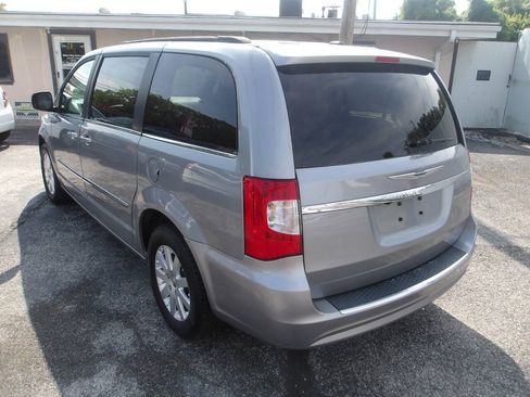 Used 2014 Chrysler Town & Country Touring FWD image 6