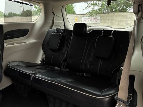 Used 2022 Chrysler Pacifica Limited FWD image 13