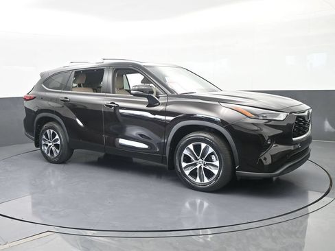 Used 2022 Toyota Highlander XLE FWD image 8