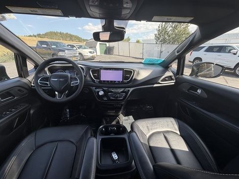 Used 2025 Chrysler Pacifica Select FWD image 14