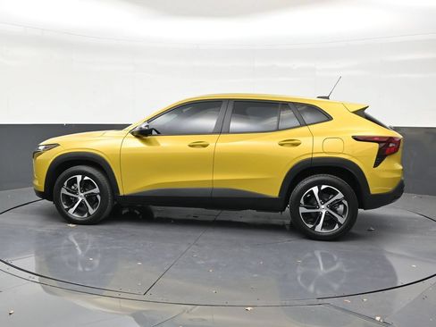 Used 2024 Chevrolet Trax RS FWD image 2