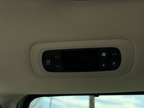 Used 2024 Chrysler Pacifica Touring-L FWD image 19