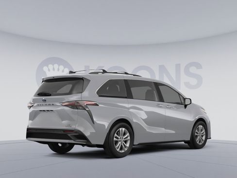 Used 2023 Toyota Sienna XSE w/ XSE Plus Package AWD/4WD image 4