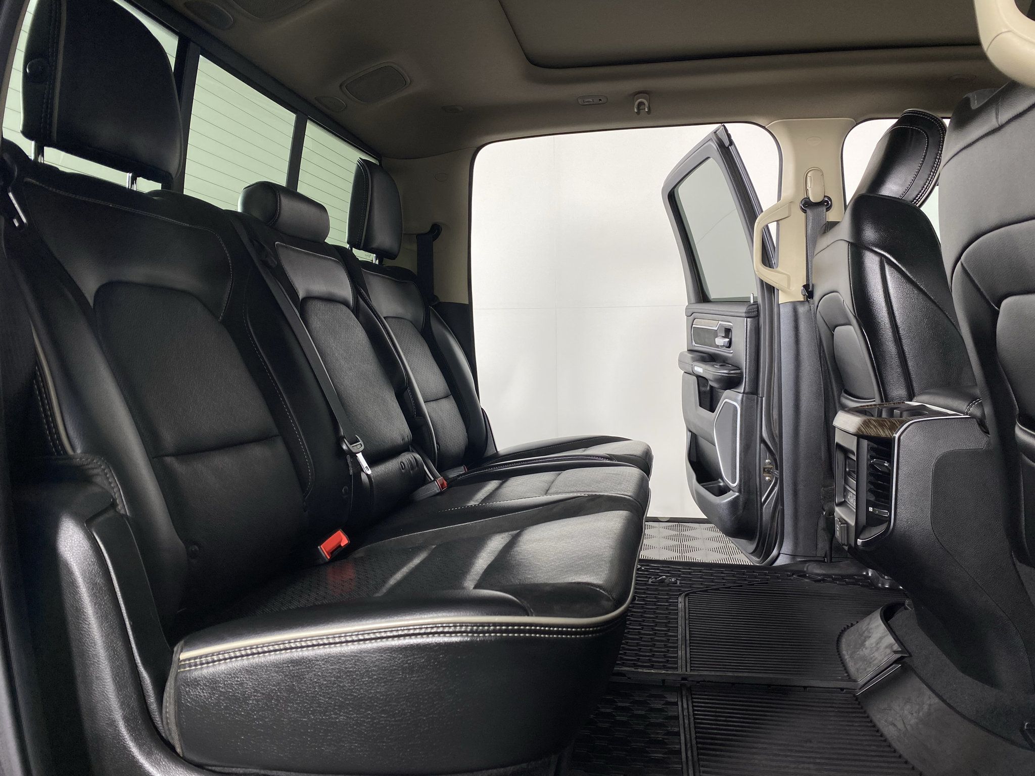 Used 2019 RAM 1500 Laramie AWD/4WD image 16