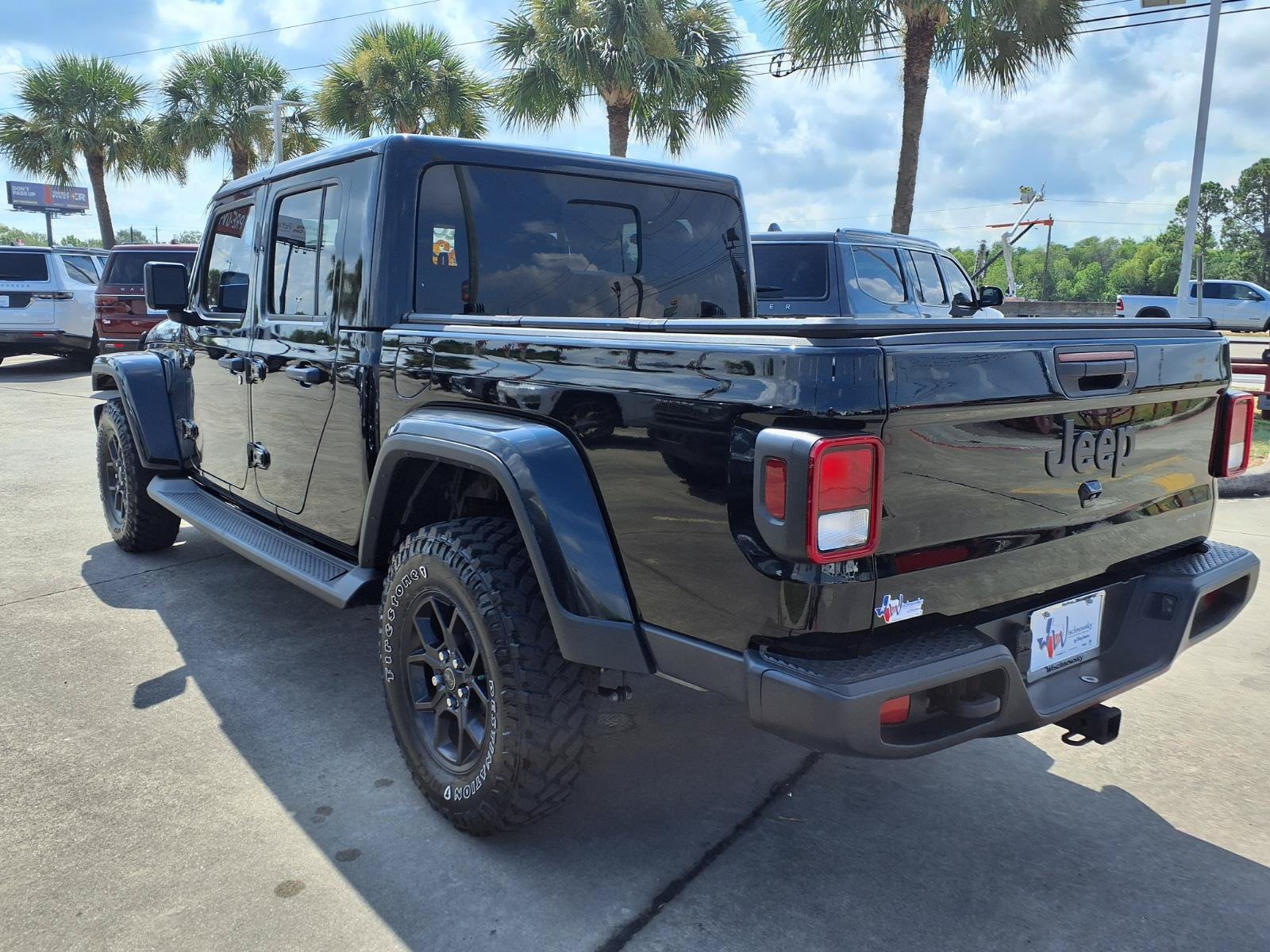 Used 2025 Jeep Gladiator Sport AWD/4WD image 8