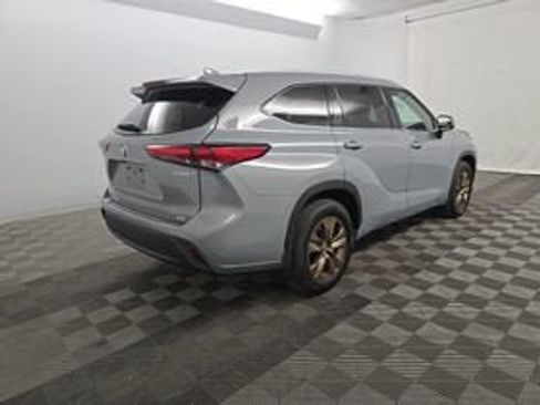 Used 2022 Toyota Highlander Bronze Edition AWD/4WD image 3