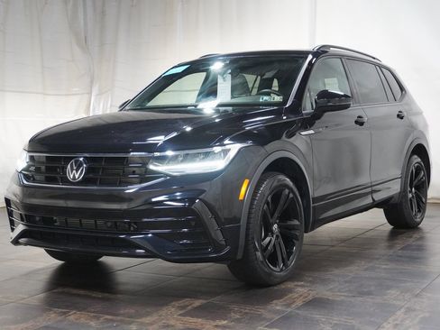 Certified 2023 Volkswagen Tiguan SE R-Line image 2