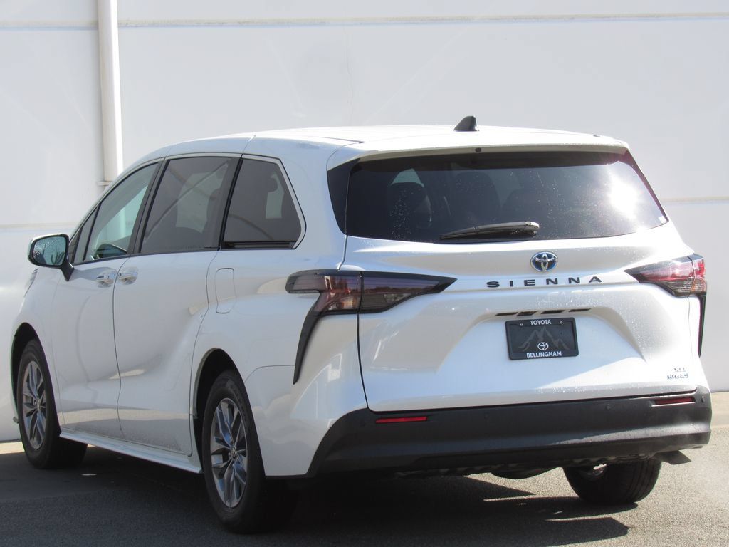 Certified 2024 Toyota Sienna XLE FWD image 5