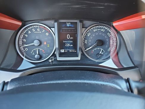 Used 2020 Toyota Tacoma TRD Off-Road w/ TRD Premium Off Road Package AWD/4WD image 10