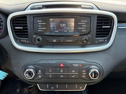 Used 2016 Kia Sorento LX w/ LX Convenience Package image 18