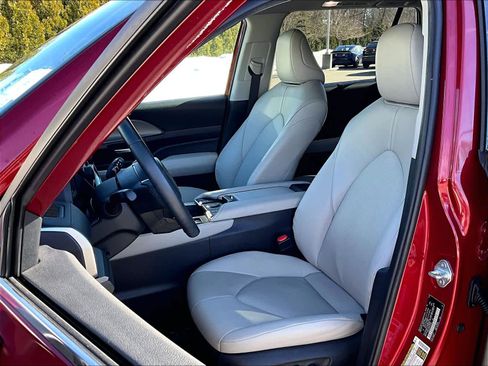 Used 2024 Toyota Grand Highlander XLE image 10