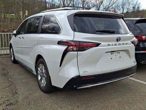 Used 2022 Toyota Sienna Platinum image 3