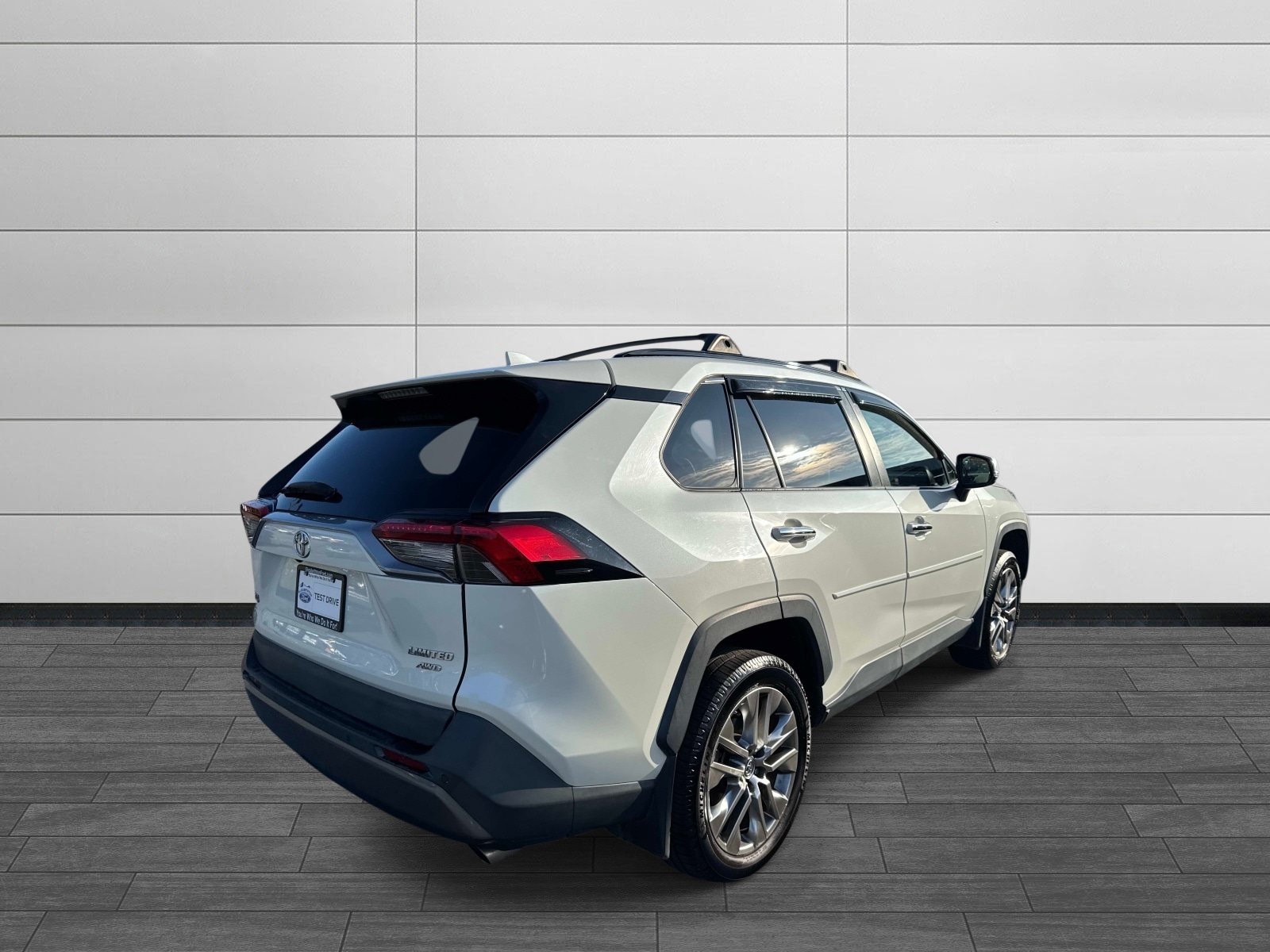 Used 2019 Toyota RAV4 Limited w/ Advanced Technology Package AWD/4WD image 3
