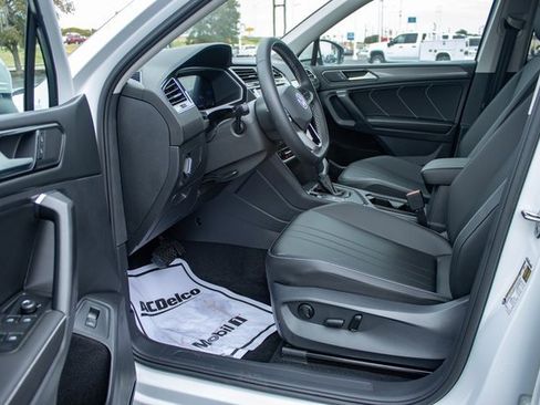 Used 2023 Volkswagen Tiguan SE image 11