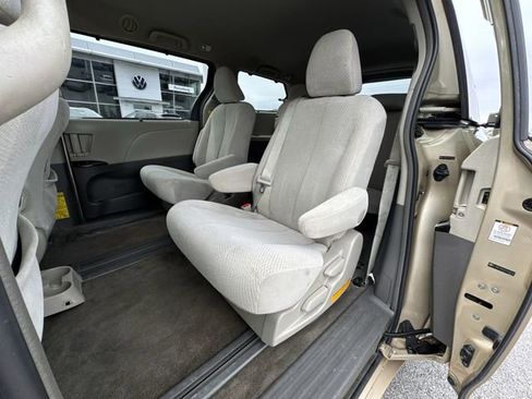 Used 2012 Toyota Sienna LE w/ Towing Pkg FWD image 23